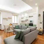 Hostly-Wood And Colors Rome Midtown-Just 7Min To Colosseum