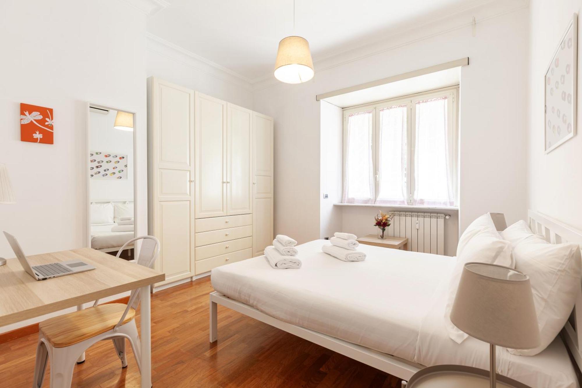 Hostly-wood And Colors Midtown-just 7min To Colosseum Apartment *