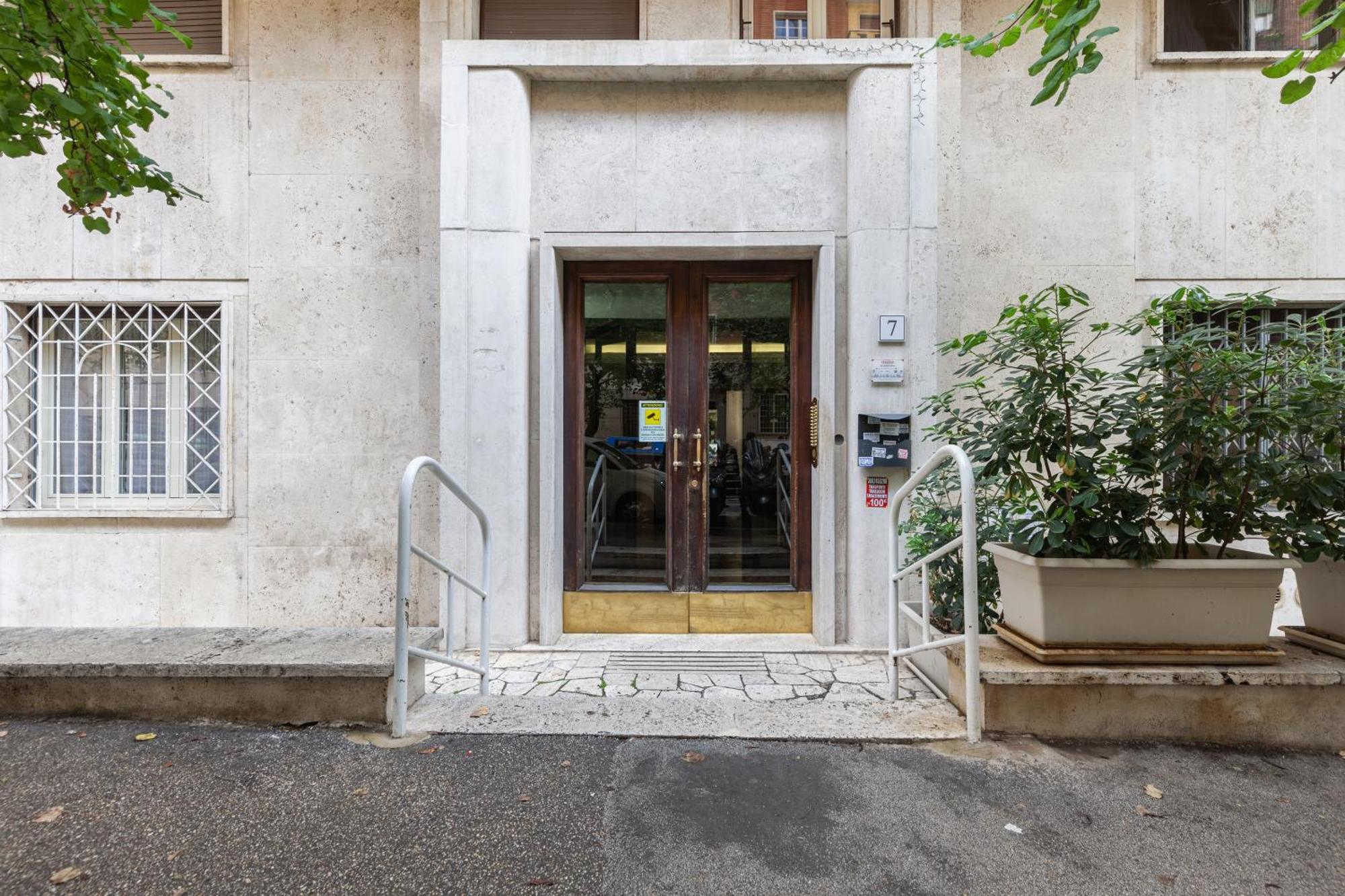 Apartment Hostly-wood And Colors Midtown-just 7min To Colosseum